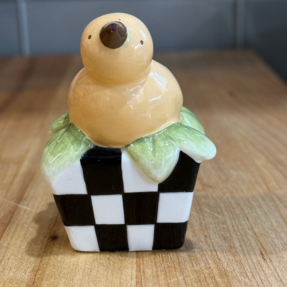 Mary Engelbreit Flowers & Chick ceramic salt and pepper shakers - Picture 10 of 11